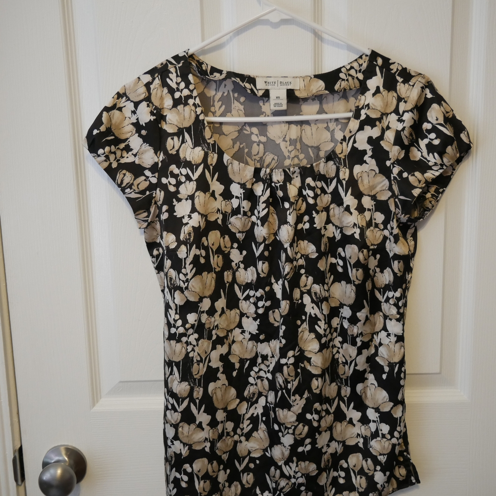 White House Black Market Cream Cap Sleeve Fitted Top